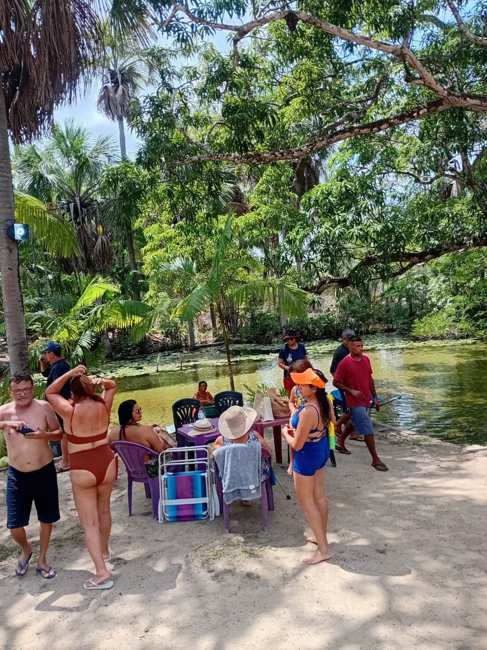 Visitante em rio de correnteza na mata