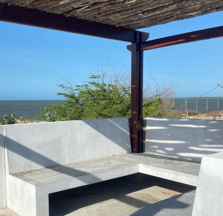 Terraço no rooftop do Chalé Havaí, com pergolado e vista para o mar