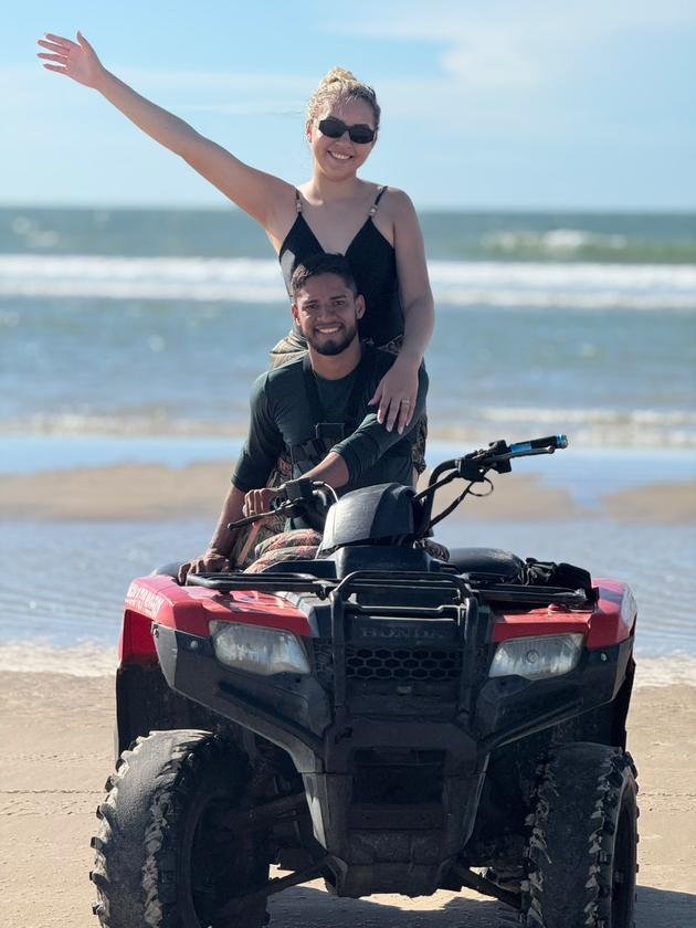 Passeio de quadriciclo pela faixa de areia batida da praia