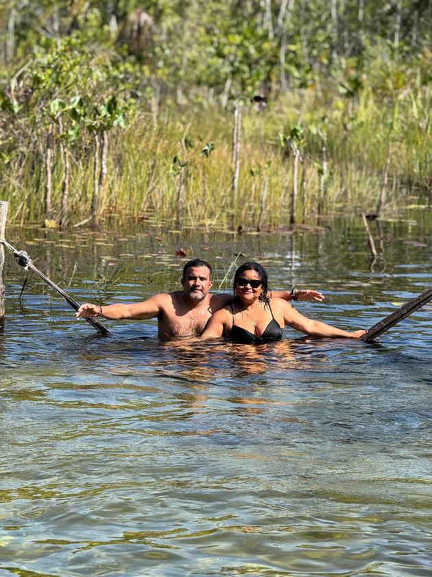 Casal boiando na lagoa de águas cristalinas do circuito