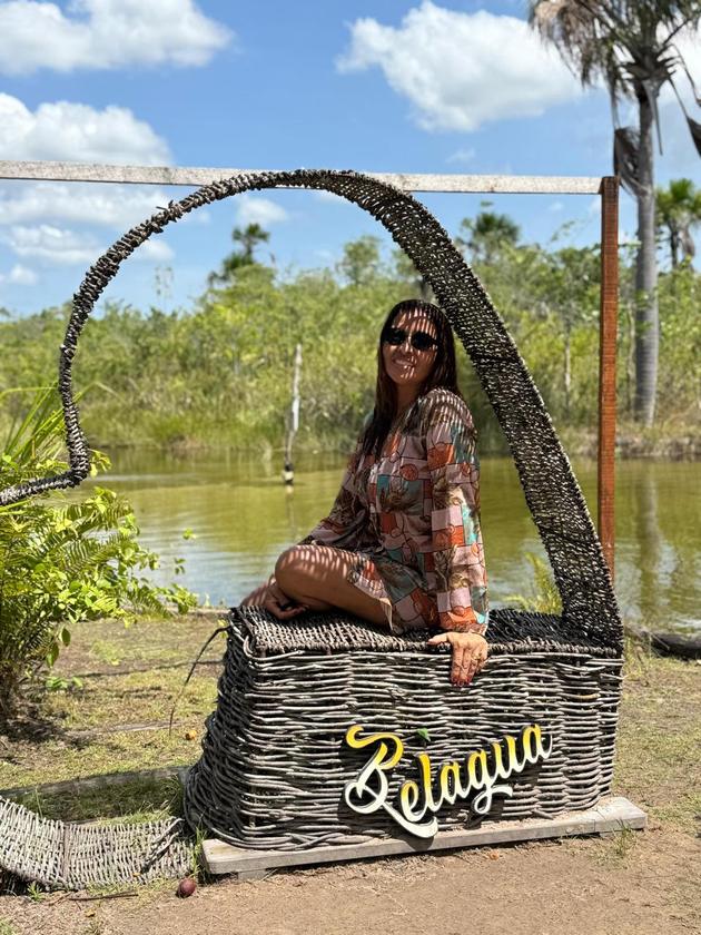 Visitante sentada no cesto gigante da Lagoa da Belágua